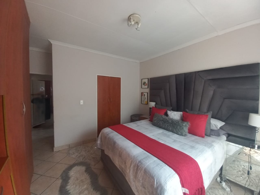 2 Bedroom Property for Sale in Waterval East North West